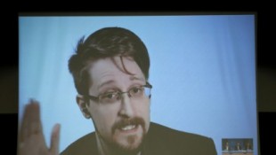 Edward Snowden critica al anfitrión de una conferencia sobre inversiones por ejecutar una estafa piramidal