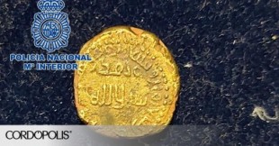 Recuperan de un expolio una moneda de oro hispanomusulmana acuñada en Córdoba en época árabe