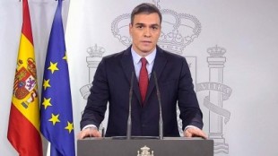 Pedro Sánchez, enfadado por los resultados en Madrid, prolonga el estado de alarma y decreta un confinamiento total de la población