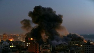 Un edificio de 13 pisos colapsa en Gaza tras un ataque aéreo israelí