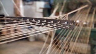 Cómo se fabrican las cuerdas más largas y gruesas, un proceso que proviene de la antigüedad y que todavía se recrea con equipamiento de época