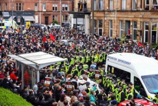 Un muro popular vecinal evita la deportación de varios migrantes en Glasgow