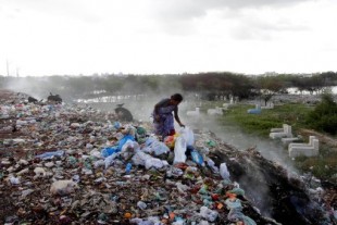 Europa lleva años exportando su reciclaje de plástico. Lo que exporta en realidad es prenderle fuego