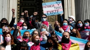 La 'ley trans' no saldrá adelante tras la abstención del PSOE