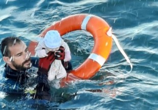 Un submarinista de la Guardia Civil rescata a un bebé en el mar de Ceuta