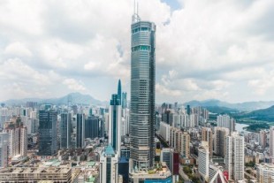 Uno de los rascacielos más altos de China se tambalea sin razón aparente y obliga a evacuar la zona entre pánico y misterio