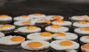 Angulas Aguinaga compra la patente de los huevos fritos congelados