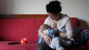 Una mujer es abofeteada en Francia por amamantar a su hijo en público