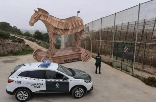 Marruecos regala a España un caballo de madera en señal de perdón por lo ocurrido