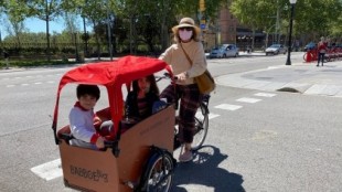 Las bicis de carga crecen un 50% en Barcelona: "Son prácticas para llevar a los niños al cole"
