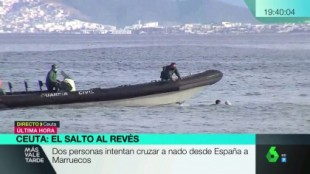 Un menor intenta regresar a nado desde España a Marruecos: rechaza la ayuda de los agentes y parece usar una mochila como flotador