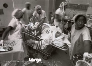 La foto falsa de médicos de color salvando a un hombre del Ku Klux Klan