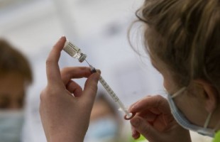 Bélgica restringe el uso de la vacuna de Janssen tras la muerte por un trombo de una mujer recién vacunada