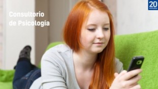 Consultorio de Psicología: "Mi hija, de 13 años, le da un uso al móvil constante y continuo, es como una obsesión"