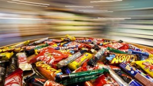 Cómo un 'supermercado flotante' de Nestlé con comida ultraprocesada causó una crisis de obesidad en los niños en el corazón del Amazonas