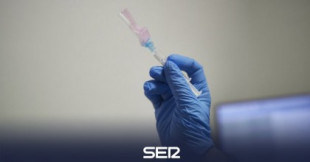 Sanidad reconoce que han muerto cuatro personas por trombos tras recibir de la vacuna de AstraZeneca