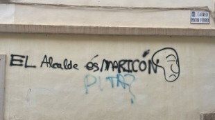 Un alcalde de Castellón responde a una pintada en la que le llaman maricón: "¿Ahora te enteras? Me indigna que ensucies el pueblo"