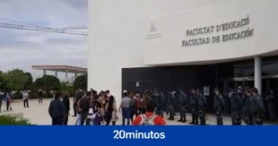 Reciben a Macarena Olona al grito de "fuera fascistas de la universidad" a las puertas de un acto en la UA