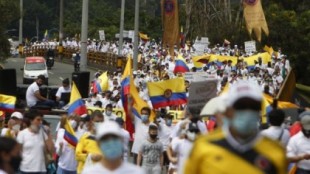 COLOMBIA: Los grupos de civiles que disparan al lado de la policía durante las protestas