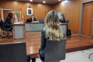 La Audiencia de Málaga confirma la condena a una mujer por una procesión de una vagina de plástico