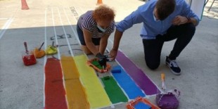 El ayuntamiento del Vendrell tapa con la bandera arcoíris unas pintadas homófobas de un instituto