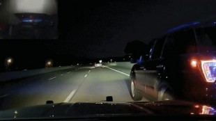 Policía hace volcar al coche de una mujer embarazada mientras ella intentaba parar con seguridad[ENG]