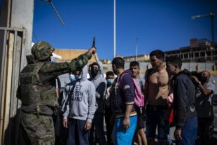 España baraja suprimir el régimen especial y exigir un visado a los marroquíes para entrar en Ceuta y Melilla