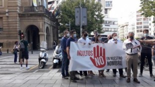 Doce personas en la concentración de Ciudadanos en Pamplona contra los indultos