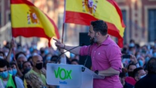 Abascal quiere acabar con el despilfarro en España pero las cuentas de su partido no cuadran