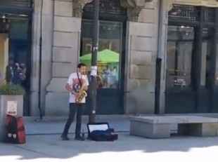 El troleo antifascista de un músico callejero junto a una carpa de Vox