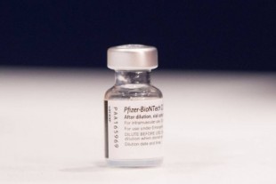 Dos dosis de la vacuna de Pfizer o AstraZeneca protegen contra hospitalización por variante india Delta