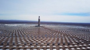 Cómo es la colosal primera planta de energía termosolar de América Latina que Chile inauguró en el desierto de Atacama