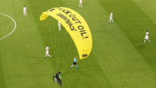 Un activista de Greenpeace se tira en paracaídas a la cancha antes del partido entre Francia y Alemania de la Eurocopa 2020