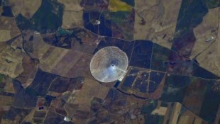 "La vela que no se apaga": cosmonauta ruso capta desde el espacio una planta de energía solar en España