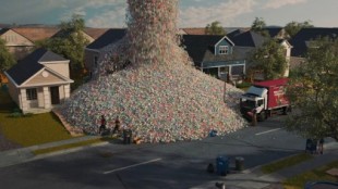 El impacto medioambiental de las botellas de plástico representado en una película fotorrealista