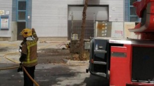 Un bombero muerto y tres más heridos en un incendio en un taller de Vilanova i la Geltrú