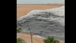 Vierten aguas fecales al mar en Sanlúcar tras las últimas lluvias: "Ahí se bañan mis niños"