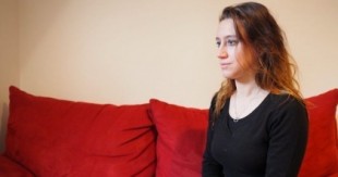 Una mujer francesa se enfrenta a cadena perpetua por matar al hombre que la violó durante 25 años