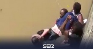 Cuatro senegaleses se lanzan a la ría de Bilbao para rescatar a un hombre que cayó tras sufrir un desvanecimiento