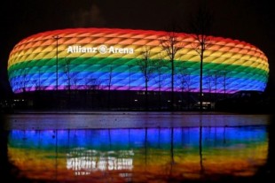 Múnich reacciona contra la UEFA y decide iluminar con los colores de la bandera LGTBIQ+ varios edificios