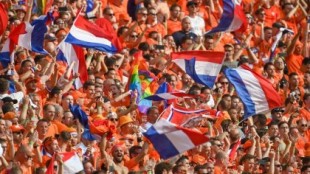Hinchas de Países Bajos exhiben banderas LGTBI en el estadio desafiando las leyes 'homófobas' del gobierno húngaro