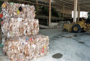 OCU denuncia que solo se recicla el 30 % de envases que llegan a las plantas