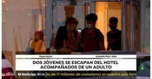 Dos jóvenes abandonan el hotel COVID: «Se van porque son libres y punto»