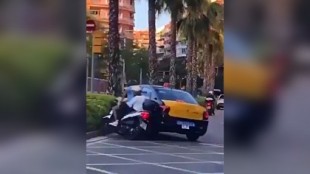 Un taxi hace caer una moto con dos personas en Barcelona (Cat)