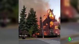 Continúa la ola de quema de iglesias en Canadá tras el hallazgo de miles de cadáveres de niños indígenas en internados católicos