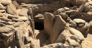 Hallan bajo las dunas del Cabo de Trafalgar una tumba intacta de la Edad de Bronce