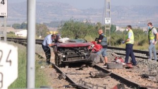 Cuatro fallecidos en el arrollamiento de un coche por un tren en Novelda