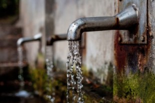 Un pueblo de Huelva planta cara a la multinacional que le exige más de tres millones a cuenta del suministro de agua