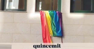 Intentan quemar la bandera LGTBI situada en el edificio de Sex Point de Casco en A Coruña
