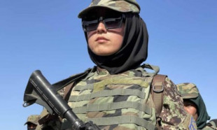 Mujeres afganas armadas toman las calles desafiando a los talibanes (ENG)
